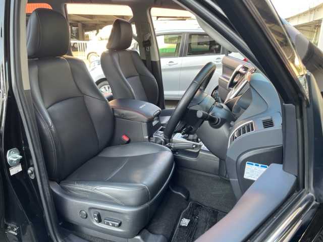 トヨタ ランドクルーザー プラド TX Lパッケージ 神奈川県 2020(令2)年 4.6万km ブラック ワンオーナー		/モデリスタフロントスポイラー/純正SDナビ【NSZT-W68T】/・DTV/SD/CD/DVD/SDREC/BT			/バックカメラ/クリアランスソナー/電動ムーンルーフ/ルーフレール/黒革シート/前席パワーシート/前席シートヒーター/エアシート/純正19インチAW	/ビルトインETC2.0/前側ドライブレコーダー/ToyotaSafetySense/・プリクラッシュセーフティ/・レーンデパーチャーアラート/・レーダークルーズコントロール/・オートマチックハイビーム	/オートライト				/純正LEDヘッドライト		/フォグランプ	/センターデフロックスイッチ/ダウンヒルコントロールスイッチ	/プッシュEgスタート/ストップ/スマートキー×2		/サイド/カーテン/ニーエアバック		/ターンランプ付電動格納ドアミラー/ドアバイザー/純正フロアマット		/取扱説明書/ナビ取扱説明書	/新車時保証書