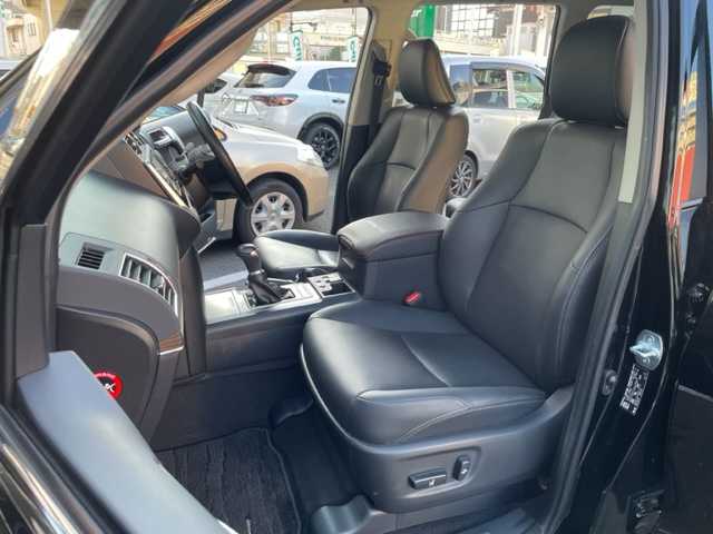 トヨタ ランドクルーザー プラド TX Lパッケージ 神奈川県 2020(令2)年 4.6万km ブラック ワンオーナー		/モデリスタフロントスポイラー/純正SDナビ【NSZT-W68T】/・DTV/SD/CD/DVD/SDREC/BT			/バックカメラ/クリアランスソナー/電動ムーンルーフ/ルーフレール/黒革シート/前席パワーシート/前席シートヒーター/エアシート/純正19インチAW	/ビルトインETC2.0/前側ドライブレコーダー/ToyotaSafetySense/・プリクラッシュセーフティ/・レーンデパーチャーアラート/・レーダークルーズコントロール/・オートマチックハイビーム	/オートライト				/純正LEDヘッドライト		/フォグランプ	/センターデフロックスイッチ/ダウンヒルコントロールスイッチ	/プッシュEgスタート/ストップ/スマートキー×2		/サイド/カーテン/ニーエアバック		/ターンランプ付電動格納ドアミラー/ドアバイザー/純正フロアマット		/取扱説明書/ナビ取扱説明書	/新車時保証書