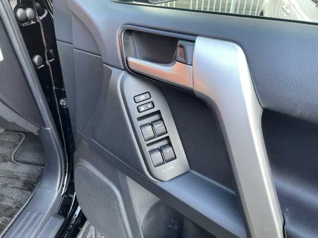 トヨタ ランドクルーザー プラド TX Lパッケージ 神奈川県 2020(令2)年 4.6万km ブラック ワンオーナー		/モデリスタフロントスポイラー/純正SDナビ【NSZT-W68T】/・DTV/SD/CD/DVD/SDREC/BT			/バックカメラ/クリアランスソナー/電動ムーンルーフ/ルーフレール/黒革シート/前席パワーシート/前席シートヒーター/エアシート/純正19インチAW	/ビルトインETC2.0/前側ドライブレコーダー/ToyotaSafetySense/・プリクラッシュセーフティ/・レーンデパーチャーアラート/・レーダークルーズコントロール/・オートマチックハイビーム	/オートライト				/純正LEDヘッドライト		/フォグランプ	/センターデフロックスイッチ/ダウンヒルコントロールスイッチ	/プッシュEgスタート/ストップ/スマートキー×2		/サイド/カーテン/ニーエアバック		/ターンランプ付電動格納ドアミラー/ドアバイザー/純正フロアマット		/取扱説明書/ナビ取扱説明書	/新車時保証書