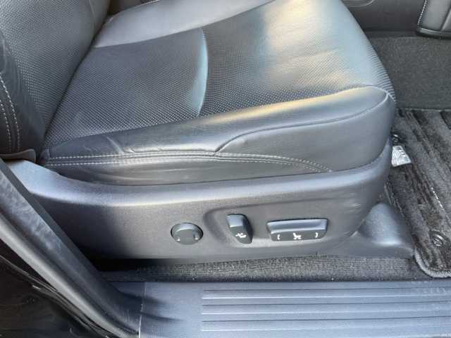 トヨタ ランドクルーザー プラド TX Lパッケージ 神奈川県 2020(令2)年 4.6万km ブラック ワンオーナー		/モデリスタフロントスポイラー/純正SDナビ【NSZT-W68T】/・DTV/SD/CD/DVD/SDREC/BT			/バックカメラ/クリアランスソナー/電動ムーンルーフ/ルーフレール/黒革シート/前席パワーシート/前席シートヒーター/エアシート/純正19インチAW	/ビルトインETC2.0/前側ドライブレコーダー/ToyotaSafetySense/・プリクラッシュセーフティ/・レーンデパーチャーアラート/・レーダークルーズコントロール/・オートマチックハイビーム	/オートライト				/純正LEDヘッドライト		/フォグランプ	/センターデフロックスイッチ/ダウンヒルコントロールスイッチ	/プッシュEgスタート/ストップ/スマートキー×2		/サイド/カーテン/ニーエアバック		/ターンランプ付電動格納ドアミラー/ドアバイザー/純正フロアマット		/取扱説明書/ナビ取扱説明書	/新車時保証書