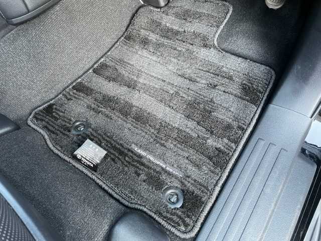 トヨタ ランドクルーザー プラド TX Lパッケージ 神奈川県 2020(令2)年 4.6万km ブラック ワンオーナー		/モデリスタフロントスポイラー/純正SDナビ【NSZT-W68T】/・DTV/SD/CD/DVD/SDREC/BT			/バックカメラ/クリアランスソナー/電動ムーンルーフ/ルーフレール/黒革シート/前席パワーシート/前席シートヒーター/エアシート/純正19インチAW	/ビルトインETC2.0/前側ドライブレコーダー/ToyotaSafetySense/・プリクラッシュセーフティ/・レーンデパーチャーアラート/・レーダークルーズコントロール/・オートマチックハイビーム	/オートライト				/純正LEDヘッドライト		/フォグランプ	/センターデフロックスイッチ/ダウンヒルコントロールスイッチ	/プッシュEgスタート/ストップ/スマートキー×2		/サイド/カーテン/ニーエアバック		/ターンランプ付電動格納ドアミラー/ドアバイザー/純正フロアマット		/取扱説明書/ナビ取扱説明書	/新車時保証書