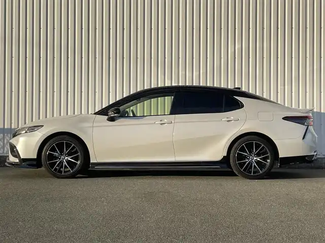トヨタ カムリ WSレザーパッケージ 福岡県 2023(令5)年 4.5万km アティチュードブラックマイカ/プラチナホワイトパールマイカ パノラマルーフ/ＧＲエアロ(F.S.R)/ＪＢＬサウンド/純正９インチＤＡナビ/フルセグ/BT/AM/FM/Miracast/applecarplay/androidauto/トヨタセーフティセンス/PCS/LDA/RCTA/クリアランスソナー/PKSB/黒革シート/バックカメラ/D/Nシートヒーター/D/Nパワーシート/ＢＳＭ/ＨＵＤ/パドルシフト/革巻ステアリング/純正アルミ/レーダークルーズコントロール/LEDオートライト/オートハイビーム/フォグランプ/ワイヤレス充電/ステアリングスイッチ/テレビキャンセラー/電動パーキング/ブレーキホールド/ビルトインETC2.0/スマートキー/プッシュスタート/電格ミラー/ドアバイザー/AC100V