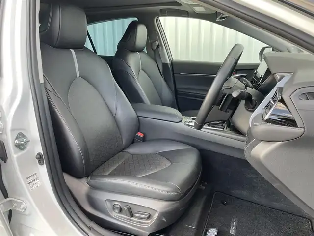 トヨタ カムリ WSレザーパッケージ 福岡県 2023(令5)年 4.5万km アティチュードブラックマイカ/プラチナホワイトパールマイカ パノラマルーフ/ＧＲエアロ(F.S.R)/ＪＢＬサウンド/純正９インチＤＡナビ/フルセグ/BT/AM/FM/Miracast/applecarplay/androidauto/トヨタセーフティセンス/PCS/LDA/RCTA/クリアランスソナー/PKSB/黒革シート/バックカメラ/D/Nシートヒーター/D/Nパワーシート/ＢＳＭ/ＨＵＤ/パドルシフト/革巻ステアリング/純正アルミ/レーダークルーズコントロール/LEDオートライト/オートハイビーム/フォグランプ/ワイヤレス充電/ステアリングスイッチ/テレビキャンセラー/電動パーキング/ブレーキホールド/ビルトインETC2.0/スマートキー/プッシュスタート/電格ミラー/ドアバイザー/AC100V