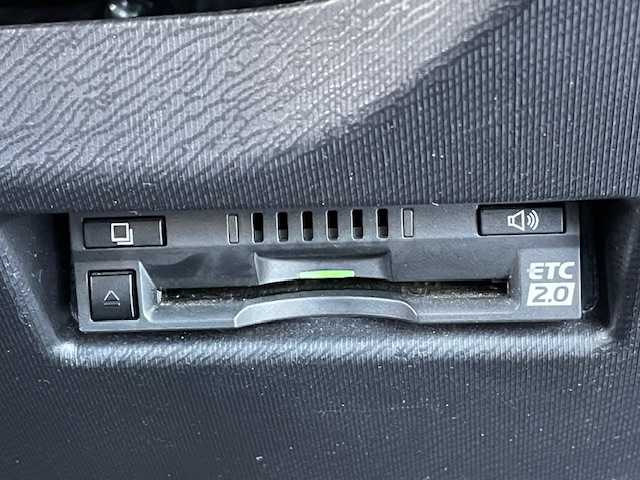 トヨタ アクア クロスオーバー 宮城県 2018(平30)年 7.3万km ブラックマイカ 登録時走行距離７２３０７ｋｍ/タイヤ空転防止（ABS）/トラクションコントロール（TRC）/横滑り防止(VSC)/盗難防止装置/プリクラッシュセーフティー/レーンリパーチャーアラート/オートマッチクハイビーム/先行車発進告知機能/インテリジェットクリアランスソナー/トヨタセーフティーセンス/純正ディーラーオプションナビ/CD/AM/FM/SD・USB/バックカメラ/Bluetooth接続/ドライブレコーダー/ステアリングリモコン/パワーステアリング/パワーウインド/純正アルミホイール/衝突軽減ブレーキ/LEDヘッドライト/ETC