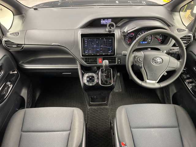 トヨタ ヴォクシー ZS 岐阜県 2018(平30)年 5.6万km ブラック ウェルキャブ車両/純正9インチナビ【NSZT-Y66T】/CD DVD/フルセグテレビ/SD/Bluetooth/純正12.1インチフリップダウンモニター【V12T-R66C】/両側パワースライドドア/革巻きステアリング/ステアリングリモコン/LEDヘッドライト/オートライト/オートハイビーム/ビルトインETC2.0/前後ドラレコ/トヨタセーフティセンス/衝突被害軽減装置/車線逸脱警報/横滑り防止装置/先行車発信お知らせ機能