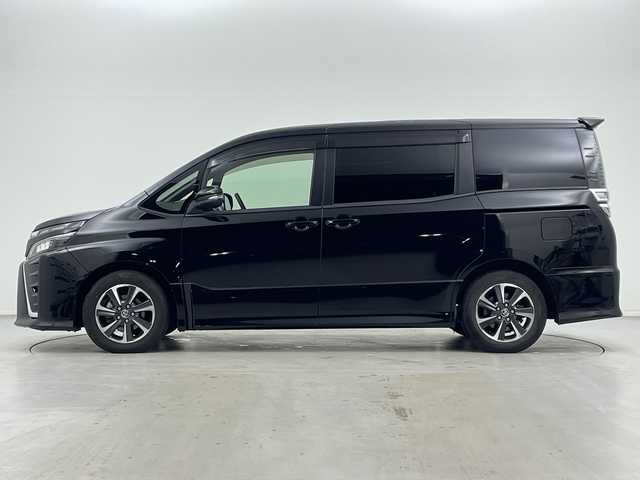 トヨタ ヴォクシー ZS 岐阜県 2018(平30)年 5.6万km ブラック ウェルキャブ車両/純正9インチナビ【NSZT-Y66T】/CD DVD/フルセグテレビ/SD/Bluetooth/純正12.1インチフリップダウンモニター【V12T-R66C】/両側パワースライドドア/革巻きステアリング/ステアリングリモコン/LEDヘッドライト/オートライト/オートハイビーム/ビルトインETC2.0/前後ドラレコ/トヨタセーフティセンス/衝突被害軽減装置/車線逸脱警報/横滑り防止装置/先行車発信お知らせ機能