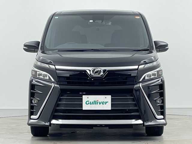 トヨタ ヴォクシー ZS 岐阜県 2018(平30)年 5.6万km ブラック ウェルキャブ車両/純正9インチナビ【NSZT-Y66T】/CD DVD/フルセグテレビ/SD/Bluetooth/純正12.1インチフリップダウンモニター【V12T-R66C】/両側パワースライドドア/革巻きステアリング/ステアリングリモコン/LEDヘッドライト/オートライト/オートハイビーム/ビルトインETC2.0/前後ドラレコ/トヨタセーフティセンス/衝突被害軽減装置/車線逸脱警報/横滑り防止装置/先行車発信お知らせ機能