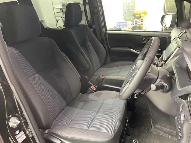 トヨタ ヴォクシー ZS 岐阜県 2018(平30)年 5.6万km ブラック ウェルキャブ車両/純正9インチナビ【NSZT-Y66T】/CD DVD/フルセグテレビ/SD/Bluetooth/純正12.1インチフリップダウンモニター【V12T-R66C】/両側パワースライドドア/革巻きステアリング/ステアリングリモコン/LEDヘッドライト/オートライト/オートハイビーム/ビルトインETC2.0/前後ドラレコ/トヨタセーフティセンス/衝突被害軽減装置/車線逸脱警報/横滑り防止装置/先行車発信お知らせ機能