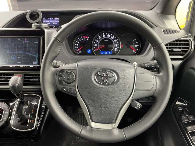 トヨタ ヴォクシー ZS 岐阜県 2018(平30)年 5.6万km ブラック ウェルキャブ車両/純正9インチナビ【NSZT-Y66T】/CD DVD/フルセグテレビ/SD/Bluetooth/純正12.1インチフリップダウンモニター【V12T-R66C】/両側パワースライドドア/革巻きステアリング/ステアリングリモコン/LEDヘッドライト/オートライト/オートハイビーム/ビルトインETC2.0/前後ドラレコ/トヨタセーフティセンス/衝突被害軽減装置/車線逸脱警報/横滑り防止装置/先行車発信お知らせ機能