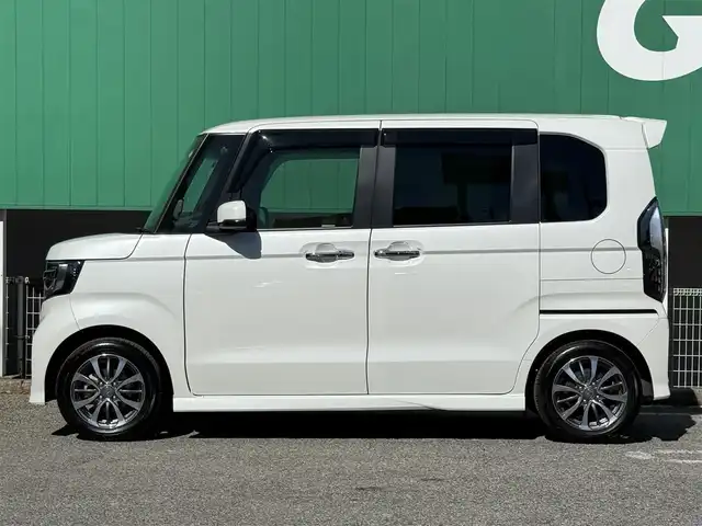 ホンダ Ｎ ＢＯＸ カスタム L 千葉県 2023(令5)年 0.8万km プラチナホワイトパール ワンオーナー/純正ナビ/　(CD/SD/USB/Bluetooth)/バックカメラ/純正 前後＆車内録画ドライブレコーダー/　(DRH-229ND)/ETC/ステアリングスイッチ/アダプティブクルーズコントロール/ホンダセンシング/　・衝突軽減ブレーキ/　・誤発進抑制機能/　・車線維持支援システム/　・路外逸脱抑制機能/　・標識認識機能/リアコーナーセンサー/プッシュエンジンスタート/スマートキー×2/両側パワースライドドア/前席シートヒーター/リア席サイドサンシェード/純正フロアマット/オートライト/オートハイビーム/LEDヘッドライト/LEDフォグランプ/ウィンカー付き電動格納ミラー/ドアバイザー/ダブル＆サイド＆カーテンエアバッグ/純正14インチアルミホイール/保証書＆取扱説明書/ナビ取扱説明書