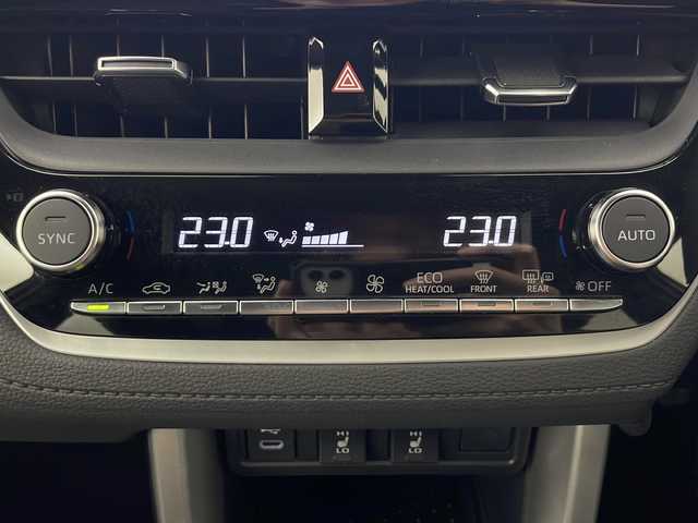 トヨタ カローラ クロス ハイブリッド Z 秋田県 2024(令6)年 1.3万km アティチュードブラックマイカ 4WD/寒冷地仕様/純正8インチディスプレイオーディオ/    (ナビシステム BT Miracast フルセグ)/バックカメラ/TOYOTAsafetySense/　・プリクラッシュセーフティ/　・レーダークルーズコントロール（全車速追従機能付き）/　・レーントレーシングアシスト/　・ロードサインアシスト/　・オートマチックハイビーム/　・ドライバー異常時対応システム/　・プロアクティブドライビングアシスト/　・パーキングサポートブレーキ（前後方静止物）/横滑り防止システム/パワーバックドア /ETC/D席パワーシート/D/N席シートヒーター/LEDヘッドライト/ステアリングヒーター/ハーフレザーシート/スマートキー/プッシュスタート/フロントデアイサー/ミラーヒーター/社外フロアマット/USBジャック