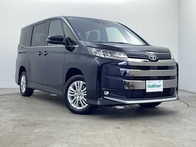 トヨタ ノア ハイブリッド S－Z 秋田県 2025(令7)年 0.1万km未満 アティチュードブラックマイカ ４ＷＤ/純正10.5インチナビ/　(FM/AM/Bluetooth/フルセグテレビ/CD/DVD/HDNI/Miracast)/両側パワースライドドア/レーダークルーズコントロール/ビルトインＥＴＣ２．０/バックカメラ/トヨタセーフティセンス/横滑り防止装置/レーンキープアシスト/100V充電/ＬＥＤライト/オートライト/フォグライト/革巻きステアリング/ハーフレザーシート/前席シートヒーター/純正アルミホイール/オートブレーキホールド/パーキングサポートブレーキ/ドライブモード/EVモード/プッシュスタート/スマートキー/スペアキー/ライトレベライザー/バックドアイージークローザー/ワイパーデアイサー/電動格納ミラー