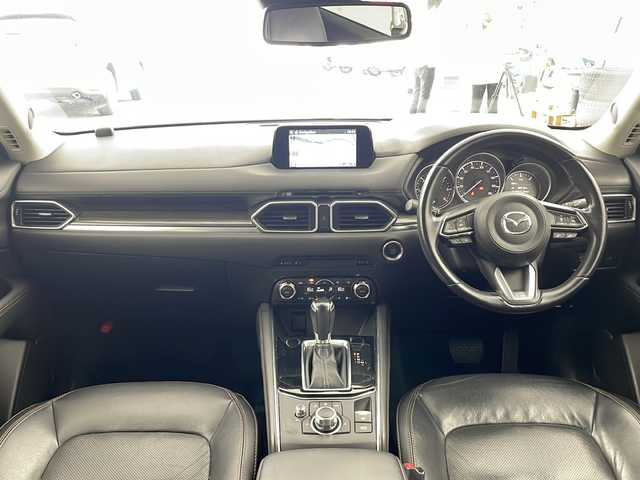 マツダ ＣＸ－５ XD Lパッケージ 兵庫県 2018(平30)年 7万km ジェットブラックマイカ ・純正SDナビ&Bluetoothオーディオ&CD/DVD再生&USB接続&TV/・アラウンドビューモニター/・フリップダウンモニター/・ビルトインETC2.0/・レーダークルーズコントロール/・レーンキープアシスト/・衝突被害軽減ブレーキ/・BOZEプレミアムサウンド/・電動リアゲート/・純正フロアマット/・パワーシート（運転席・助手席）/・シートヒーター（運転席・助手席）/・レザーシート/・ステアリングヒーター/・ステアリングスイッチ/・革巻きステアリング/・純正19インチアルミホイール/・オートライト/・LEDヘッドライト/・アイドリングストップ/・ABS/・横滑り防止機能/・盗難防止装置/・W＋サイドエアバック/・エンジンスタートボタン/・スマートキー