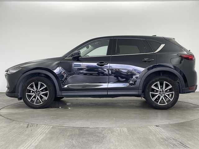 マツダ ＣＸ－５ XD Lパッケージ 兵庫県 2018(平30)年 7万km ジェットブラックマイカ ・純正SDナビ&Bluetoothオーディオ&CD/DVD再生&USB接続&TV/・アラウンドビューモニター/・フリップダウンモニター/・ビルトインETC2.0/・レーダークルーズコントロール/・レーンキープアシスト/・衝突被害軽減ブレーキ/・BOZEプレミアムサウンド/・電動リアゲート/・純正フロアマット/・パワーシート（運転席・助手席）/・シートヒーター（運転席・助手席）/・レザーシート/・ステアリングヒーター/・ステアリングスイッチ/・革巻きステアリング/・純正19インチアルミホイール/・オートライト/・LEDヘッドライト/・アイドリングストップ/・ABS/・横滑り防止機能/・盗難防止装置/・W＋サイドエアバック/・エンジンスタートボタン/・スマートキー