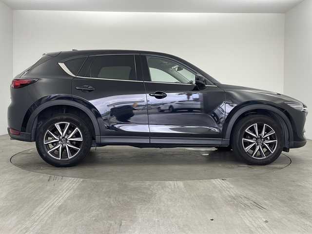 マツダ ＣＸ－５ XD Lパッケージ 兵庫県 2018(平30)年 7万km ジェットブラックマイカ ・純正SDナビ&Bluetoothオーディオ&CD/DVD再生&USB接続&TV/・アラウンドビューモニター/・フリップダウンモニター/・ビルトインETC2.0/・レーダークルーズコントロール/・レーンキープアシスト/・衝突被害軽減ブレーキ/・BOZEプレミアムサウンド/・電動リアゲート/・純正フロアマット/・パワーシート（運転席・助手席）/・シートヒーター（運転席・助手席）/・レザーシート/・ステアリングヒーター/・ステアリングスイッチ/・革巻きステアリング/・純正19インチアルミホイール/・オートライト/・LEDヘッドライト/・アイドリングストップ/・ABS/・横滑り防止機能/・盗難防止装置/・W＋サイドエアバック/・エンジンスタートボタン/・スマートキー