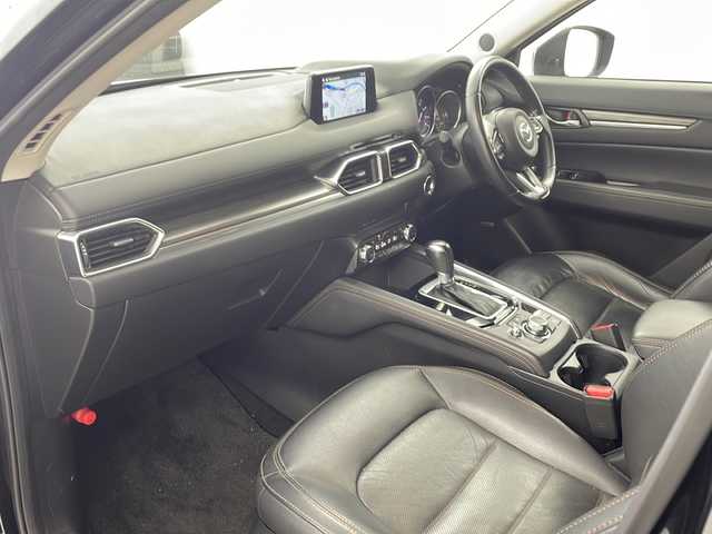 マツダ ＣＸ－５ XD Lパッケージ 兵庫県 2018(平30)年 7万km ジェットブラックマイカ ・純正SDナビ&Bluetoothオーディオ&CD/DVD再生&USB接続&TV/・アラウンドビューモニター/・フリップダウンモニター/・ビルトインETC2.0/・レーダークルーズコントロール/・レーンキープアシスト/・衝突被害軽減ブレーキ/・BOZEプレミアムサウンド/・電動リアゲート/・純正フロアマット/・パワーシート（運転席・助手席）/・シートヒーター（運転席・助手席）/・レザーシート/・ステアリングヒーター/・ステアリングスイッチ/・革巻きステアリング/・純正19インチアルミホイール/・オートライト/・LEDヘッドライト/・アイドリングストップ/・ABS/・横滑り防止機能/・盗難防止装置/・W＋サイドエアバック/・エンジンスタートボタン/・スマートキー