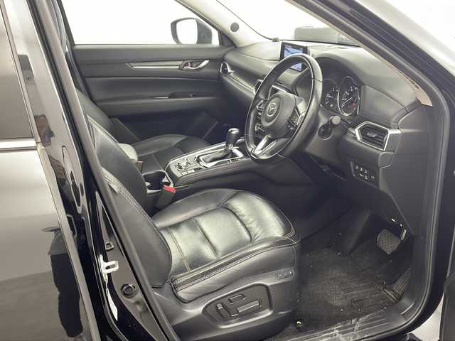 マツダ ＣＸ－５ XD Lパッケージ 兵庫県 2018(平30)年 7万km ジェットブラックマイカ ・純正SDナビ&Bluetoothオーディオ&CD/DVD再生&USB接続&TV/・アラウンドビューモニター/・フリップダウンモニター/・ビルトインETC2.0/・レーダークルーズコントロール/・レーンキープアシスト/・衝突被害軽減ブレーキ/・BOZEプレミアムサウンド/・電動リアゲート/・純正フロアマット/・パワーシート（運転席・助手席）/・シートヒーター（運転席・助手席）/・レザーシート/・ステアリングヒーター/・ステアリングスイッチ/・革巻きステアリング/・純正19インチアルミホイール/・オートライト/・LEDヘッドライト/・アイドリングストップ/・ABS/・横滑り防止機能/・盗難防止装置/・W＋サイドエアバック/・エンジンスタートボタン/・スマートキー