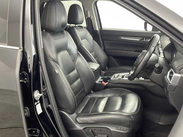 マツダ ＣＸ－５ XD Lパッケージ 兵庫県 2018(平30)年 7万km ジェットブラックマイカ ・純正SDナビ&Bluetoothオーディオ&CD/DVD再生&USB接続&TV/・アラウンドビューモニター/・フリップダウンモニター/・ビルトインETC2.0/・レーダークルーズコントロール/・レーンキープアシスト/・衝突被害軽減ブレーキ/・BOZEプレミアムサウンド/・電動リアゲート/・純正フロアマット/・パワーシート（運転席・助手席）/・シートヒーター（運転席・助手席）/・レザーシート/・ステアリングヒーター/・ステアリングスイッチ/・革巻きステアリング/・純正19インチアルミホイール/・オートライト/・LEDヘッドライト/・アイドリングストップ/・ABS/・横滑り防止機能/・盗難防止装置/・W＋サイドエアバック/・エンジンスタートボタン/・スマートキー