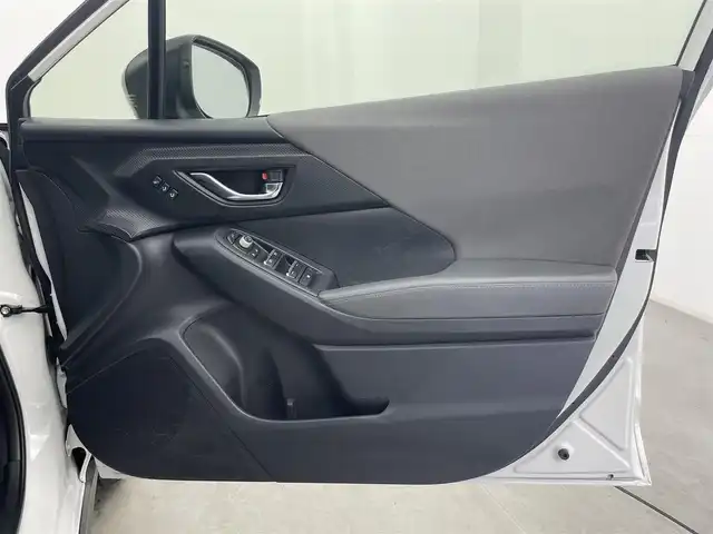 スバル クロストレック リミテッド 富山県 2023(令5)年 1.8万km クリスタルホワイトP 純正11.6型ナビ（AM/FM/BT/USB/フルセグ）/バックカメラ/ドライブレコーダー/ETC/D/N席パワーシート/D席メモリシート/シートヒーター/ハンドルヒーター/衝突被害軽減システム/レーダークルーズコントロール/レーンキープアシスト/コーナーセンサー/横滑り防止装置/純正アルミホイール/純正フロアマット/オートLEDライト/電子パーキング/革巻きステアリング/ステアリングスイッチ/パドルシフト/スマートキー/スペアキー