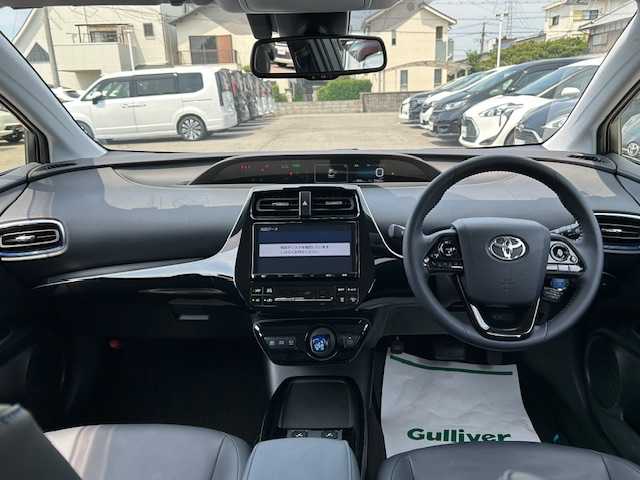 トヨタ プリウス A ツーリングセレクション 大阪府 2021(令3)年 2.6万km プラチナホワイトパールマイカ ９インチナビ　/フルセグ　/Ｂｌｕｅｔｏｏｔｈ　/全方位カメラ　/レザーシート　/シートヒーター　/ヘッドアップディスプレイ　/パーキングアシスト　/ＡＣ１００Ｖ　/ブラインドスポットモニター　/ＥＴＣ　/マット　/バイザー/スマートキー