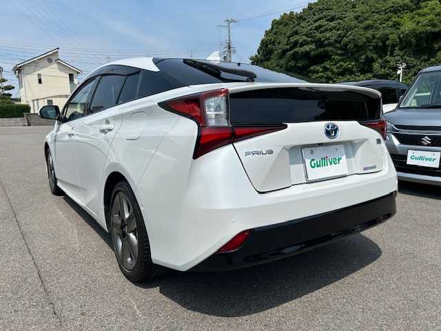 トヨタ プリウス A ツーリングセレクション 大阪府 2021(令3)年 2.6万km プラチナホワイトパールマイカ ９インチナビ　/フルセグ　/Ｂｌｕｅｔｏｏｔｈ　/全方位カメラ　/レザーシート　/シートヒーター　/ヘッドアップディスプレイ　/パーキングアシスト　/ＡＣ１００Ｖ　/ブラインドスポットモニター　/ＥＴＣ　/マット　/バイザー/スマートキー