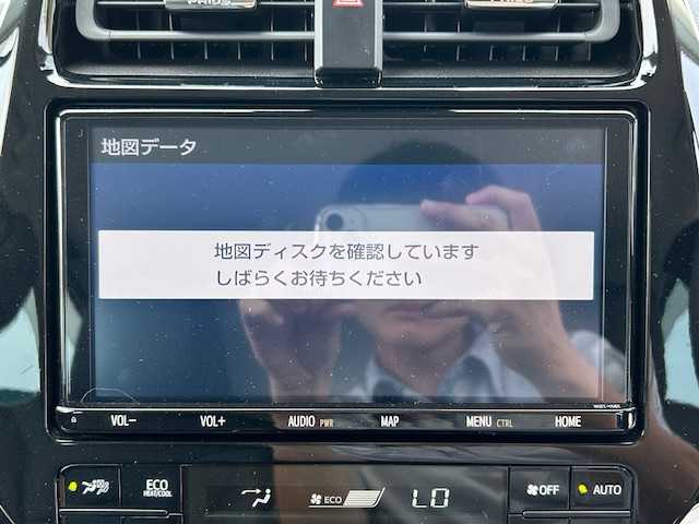トヨタ プリウス A ツーリングセレクション 大阪府 2021(令3)年 2.6万km プラチナホワイトパールマイカ ９インチナビ　/フルセグ　/Ｂｌｕｅｔｏｏｔｈ　/全方位カメラ　/レザーシート　/シートヒーター　/ヘッドアップディスプレイ　/パーキングアシスト　/ＡＣ１００Ｖ　/ブラインドスポットモニター　/ＥＴＣ　/マット　/バイザー/スマートキー