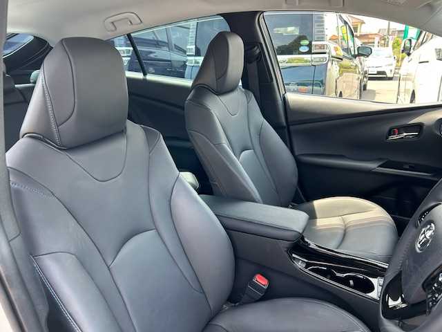 トヨタ プリウス A ツーリングセレクション 大阪府 2021(令3)年 2.6万km プラチナホワイトパールマイカ ９インチナビ　/フルセグ　/Ｂｌｕｅｔｏｏｔｈ　/全方位カメラ　/レザーシート　/シートヒーター　/ヘッドアップディスプレイ　/パーキングアシスト　/ＡＣ１００Ｖ　/ブラインドスポットモニター　/ＥＴＣ　/マット　/バイザー/スマートキー