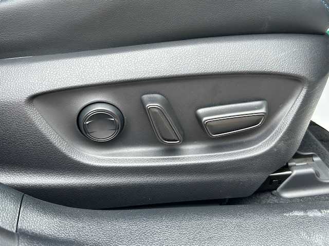 トヨタ プリウス A ツーリングセレクション 大阪府 2021(令3)年 2.6万km プラチナホワイトパールマイカ ９インチナビ　/フルセグ　/Ｂｌｕｅｔｏｏｔｈ　/全方位カメラ　/レザーシート　/シートヒーター　/ヘッドアップディスプレイ　/パーキングアシスト　/ＡＣ１００Ｖ　/ブラインドスポットモニター　/ＥＴＣ　/マット　/バイザー/スマートキー