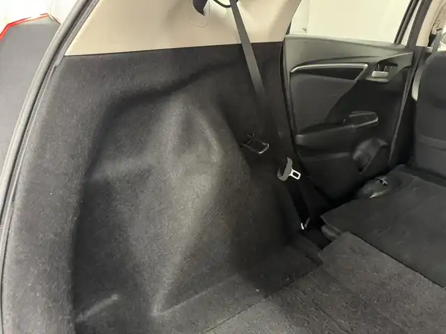 ホンダ フィット 13G L ホンダセンシング 三重県 2018(平30)年 4.3万km プレミアムホワイトパールⅡ ガソリン/FF/フロアCVT/純正 7インチナビ VXM-184VFi/（FM/AM/CD/DVD/TV/iPod/SD/USB/Bluetooth/AUX）/バックカメラ/ドラレコ 前方/ビルトイン ETC/Honda SENSING/・衝突軽減ブレーキ［CMBS］/・車線維持支援システム［LKAS］/・路外逸脱抑制機能/・アダプティブクルーズコントロール［ACC］/・先行車発進お知らせ機能/・標識認識機能/装備/・オートライト/・LEDヘッドライト＆フロントフォグライト/・オートエアコン/・ステアリングスイッチ/・電動格納ドアミラー/・純正ホイールキャップ＆15インチスチールホイール/・プッシュスタート/・保/取/ナビ取/など