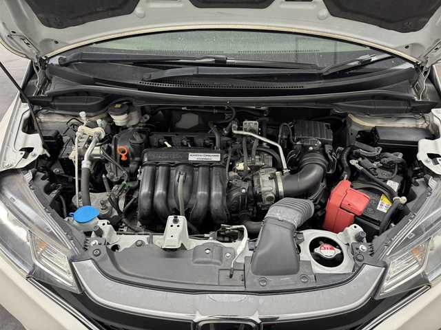 ホンダ フィット 13G L ホンダセンシング 三重県 2018(平30)年 4.3万km プレミアムホワイトパールⅡ ガソリン/FF/フロアCVT/純正 7インチナビ VXM-184VFi/（FM/AM/CD/DVD/TV/iPod/SD/USB/Bluetooth/AUX）/バックカメラ/ドラレコ 前方/ビルトイン ETC/Honda SENSING/・衝突軽減ブレーキ［CMBS］/・車線維持支援システム［LKAS］/・路外逸脱抑制機能/・アダプティブクルーズコントロール［ACC］/・先行車発進お知らせ機能/・標識認識機能/装備/・オートライト/・LEDヘッドライト＆フロントフォグライト/・オートエアコン/・ステアリングスイッチ/・電動格納ドアミラー/・純正ホイールキャップ＆15インチスチールホイール/・プッシュスタート/・保/取/ナビ取/など
