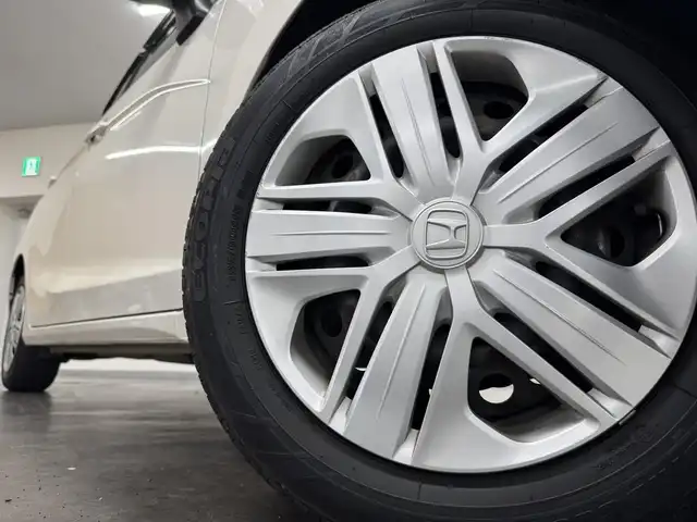 ホンダ フィット 13G L ホンダセンシング 三重県 2018(平30)年 4.3万km プレミアムホワイトパールⅡ ガソリン/FF/フロアCVT/純正 7インチナビ VXM-184VFi/（FM/AM/CD/DVD/TV/iPod/SD/USB/Bluetooth/AUX）/バックカメラ/ドラレコ 前方/ビルトイン ETC/Honda SENSING/・衝突軽減ブレーキ［CMBS］/・車線維持支援システム［LKAS］/・路外逸脱抑制機能/・アダプティブクルーズコントロール［ACC］/・先行車発進お知らせ機能/・標識認識機能/装備/・オートライト/・LEDヘッドライト＆フロントフォグライト/・オートエアコン/・ステアリングスイッチ/・電動格納ドアミラー/・純正ホイールキャップ＆15インチスチールホイール/・プッシュスタート/・保/取/ナビ取/など