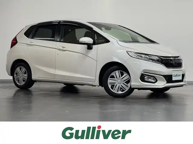ホンダ フィット 13G L ホンダセンシング 三重県 2018(平30)年 4.3万km プレミアムホワイトパールⅡ ガソリン/FF/フロアCVT/純正 7インチナビ VXM-184VFi/（FM/AM/CD/DVD/TV/iPod/SD/USB/Bluetooth/AUX）/バックカメラ/ドラレコ 前方/ビルトイン ETC/Honda SENSING/・衝突軽減ブレーキ［CMBS］/・車線維持支援システム［LKAS］/・路外逸脱抑制機能/・アダプティブクルーズコントロール［ACC］/・先行車発進お知らせ機能/・標識認識機能/装備/・オートライト/・LEDヘッドライト＆フロントフォグライト/・オートエアコン/・ステアリングスイッチ/・電動格納ドアミラー/・純正ホイールキャップ＆15インチスチールホイール/・プッシュスタート/・保/取/ナビ取/など