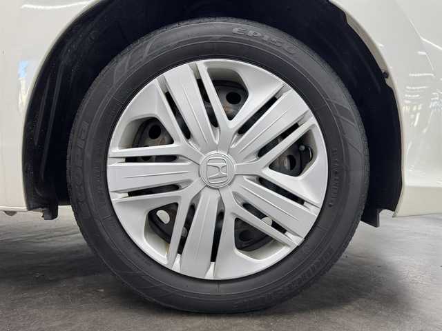 ホンダ フィット 13G L ホンダセンシング 三重県 2018(平30)年 4.3万km プレミアムホワイトパールⅡ ガソリン/FF/フロアCVT/純正 7インチナビ VXM-184VFi/（FM/AM/CD/DVD/TV/iPod/SD/USB/Bluetooth/AUX）/バックカメラ/ドラレコ 前方/ビルトイン ETC/Honda SENSING/・衝突軽減ブレーキ［CMBS］/・車線維持支援システム［LKAS］/・路外逸脱抑制機能/・アダプティブクルーズコントロール［ACC］/・先行車発進お知らせ機能/・標識認識機能/装備/・オートライト/・LEDヘッドライト＆フロントフォグライト/・オートエアコン/・ステアリングスイッチ/・電動格納ドアミラー/・純正ホイールキャップ＆15インチスチールホイール/・プッシュスタート/・保/取/ナビ取/など