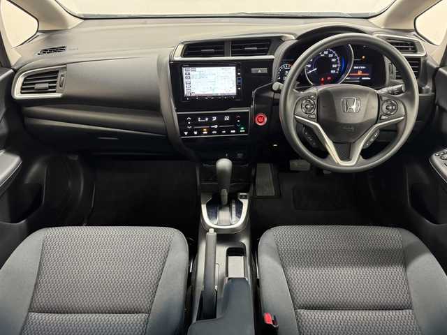 ホンダ フィット 13G L ホンダセンシング 三重県 2018(平30)年 4.3万km プレミアムホワイトパールⅡ ガソリン/FF/フロアCVT/純正 7インチナビ VXM-184VFi/（FM/AM/CD/DVD/TV/iPod/SD/USB/Bluetooth/AUX）/バックカメラ/ドラレコ 前方/ビルトイン ETC/Honda SENSING/・衝突軽減ブレーキ［CMBS］/・車線維持支援システム［LKAS］/・路外逸脱抑制機能/・アダプティブクルーズコントロール［ACC］/・先行車発進お知らせ機能/・標識認識機能/装備/・オートライト/・LEDヘッドライト＆フロントフォグライト/・オートエアコン/・ステアリングスイッチ/・電動格納ドアミラー/・純正ホイールキャップ＆15インチスチールホイール/・プッシュスタート/・保/取/ナビ取/など