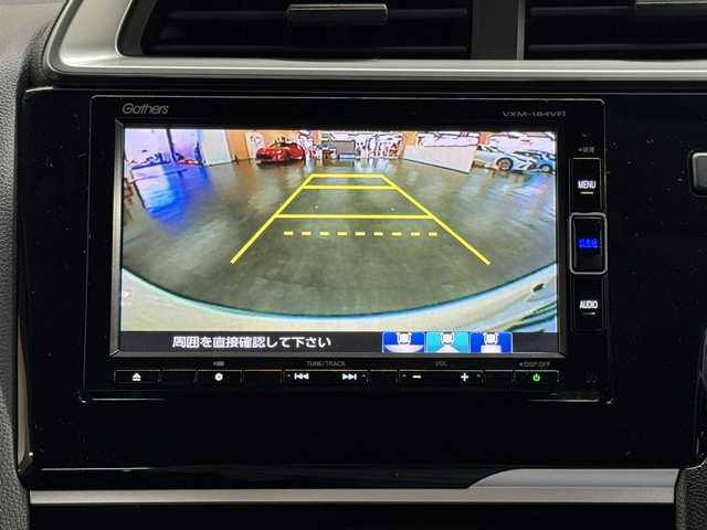 ホンダ フィット 13G L ホンダセンシング 三重県 2018(平30)年 4.3万km プレミアムホワイトパールⅡ ガソリン/FF/フロアCVT/純正 7インチナビ VXM-184VFi/（FM/AM/CD/DVD/TV/iPod/SD/USB/Bluetooth/AUX）/バックカメラ/ドラレコ 前方/ビルトイン ETC/Honda SENSING/・衝突軽減ブレーキ［CMBS］/・車線維持支援システム［LKAS］/・路外逸脱抑制機能/・アダプティブクルーズコントロール［ACC］/・先行車発進お知らせ機能/・標識認識機能/装備/・オートライト/・LEDヘッドライト＆フロントフォグライト/・オートエアコン/・ステアリングスイッチ/・電動格納ドアミラー/・純正ホイールキャップ＆15インチスチールホイール/・プッシュスタート/・保/取/ナビ取/など