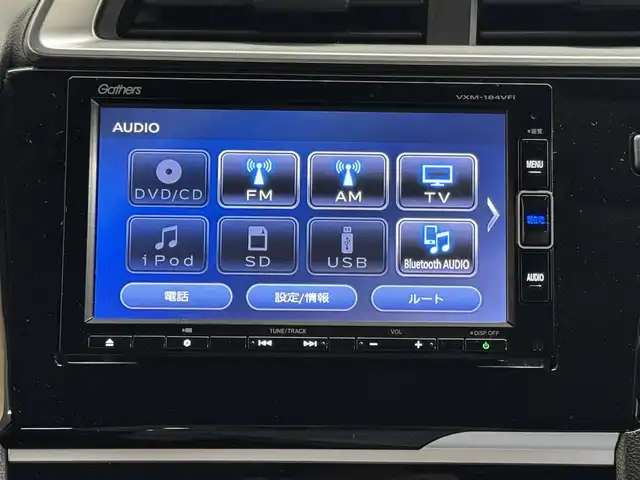 ホンダ フィット 13G L ホンダセンシング 三重県 2018(平30)年 4.3万km プレミアムホワイトパールⅡ ガソリン/FF/フロアCVT/純正 7インチナビ VXM-184VFi/（FM/AM/CD/DVD/TV/iPod/SD/USB/Bluetooth/AUX）/バックカメラ/ドラレコ 前方/ビルトイン ETC/Honda SENSING/・衝突軽減ブレーキ［CMBS］/・車線維持支援システム［LKAS］/・路外逸脱抑制機能/・アダプティブクルーズコントロール［ACC］/・先行車発進お知らせ機能/・標識認識機能/装備/・オートライト/・LEDヘッドライト＆フロントフォグライト/・オートエアコン/・ステアリングスイッチ/・電動格納ドアミラー/・純正ホイールキャップ＆15インチスチールホイール/・プッシュスタート/・保/取/ナビ取/など