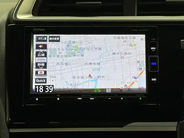 ホンダ フィット 13G L ホンダセンシング 三重県 2018(平30)年 4.3万km プレミアムホワイトパールⅡ ガソリン/FF/フロアCVT/純正 7インチナビ VXM-184VFi/（FM/AM/CD/DVD/TV/iPod/SD/USB/Bluetooth/AUX）/バックカメラ/ドラレコ 前方/ビルトイン ETC/Honda SENSING/・衝突軽減ブレーキ［CMBS］/・車線維持支援システム［LKAS］/・路外逸脱抑制機能/・アダプティブクルーズコントロール［ACC］/・先行車発進お知らせ機能/・標識認識機能/装備/・オートライト/・LEDヘッドライト＆フロントフォグライト/・オートエアコン/・ステアリングスイッチ/・電動格納ドアミラー/・純正ホイールキャップ＆15インチスチールホイール/・プッシュスタート/・保/取/ナビ取/など