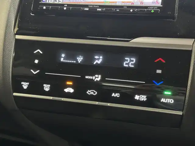 ホンダ フィット 13G L ホンダセンシング 三重県 2018(平30)年 4.3万km プレミアムホワイトパールⅡ ガソリン/FF/フロアCVT/純正 7インチナビ VXM-184VFi/（FM/AM/CD/DVD/TV/iPod/SD/USB/Bluetooth/AUX）/バックカメラ/ドラレコ 前方/ビルトイン ETC/Honda SENSING/・衝突軽減ブレーキ［CMBS］/・車線維持支援システム［LKAS］/・路外逸脱抑制機能/・アダプティブクルーズコントロール［ACC］/・先行車発進お知らせ機能/・標識認識機能/装備/・オートライト/・LEDヘッドライト＆フロントフォグライト/・オートエアコン/・ステアリングスイッチ/・電動格納ドアミラー/・純正ホイールキャップ＆15インチスチールホイール/・プッシュスタート/・保/取/ナビ取/など
