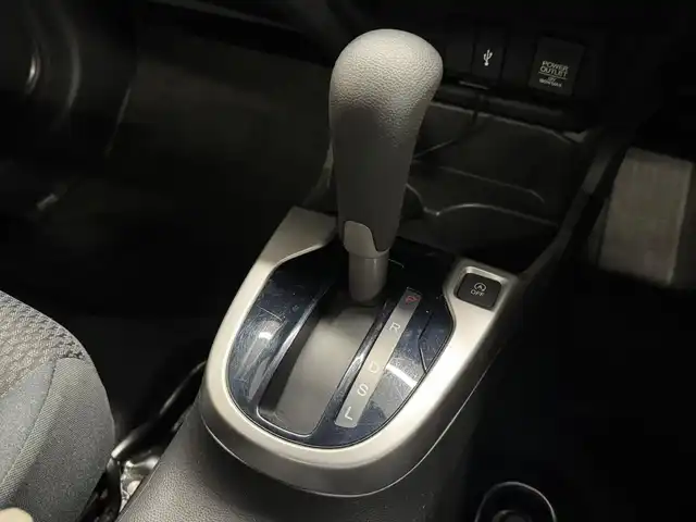 ホンダ フィット 13G L ホンダセンシング 三重県 2018(平30)年 4.3万km プレミアムホワイトパールⅡ ガソリン/FF/フロアCVT/純正 7インチナビ VXM-184VFi/（FM/AM/CD/DVD/TV/iPod/SD/USB/Bluetooth/AUX）/バックカメラ/ドラレコ 前方/ビルトイン ETC/Honda SENSING/・衝突軽減ブレーキ［CMBS］/・車線維持支援システム［LKAS］/・路外逸脱抑制機能/・アダプティブクルーズコントロール［ACC］/・先行車発進お知らせ機能/・標識認識機能/装備/・オートライト/・LEDヘッドライト＆フロントフォグライト/・オートエアコン/・ステアリングスイッチ/・電動格納ドアミラー/・純正ホイールキャップ＆15インチスチールホイール/・プッシュスタート/・保/取/ナビ取/など