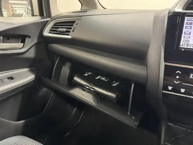 ホンダ フィット 13G L ホンダセンシング 三重県 2018(平30)年 4.3万km プレミアムホワイトパールⅡ ガソリン/FF/フロアCVT/純正 7インチナビ VXM-184VFi/（FM/AM/CD/DVD/TV/iPod/SD/USB/Bluetooth/AUX）/バックカメラ/ドラレコ 前方/ビルトイン ETC/Honda SENSING/・衝突軽減ブレーキ［CMBS］/・車線維持支援システム［LKAS］/・路外逸脱抑制機能/・アダプティブクルーズコントロール［ACC］/・先行車発進お知らせ機能/・標識認識機能/装備/・オートライト/・LEDヘッドライト＆フロントフォグライト/・オートエアコン/・ステアリングスイッチ/・電動格納ドアミラー/・純正ホイールキャップ＆15インチスチールホイール/・プッシュスタート/・保/取/ナビ取/など