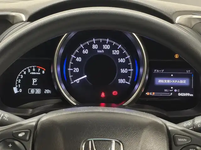 ホンダ フィット 13G L ホンダセンシング 三重県 2018(平30)年 4.3万km プレミアムホワイトパールⅡ ガソリン/FF/フロアCVT/純正 7インチナビ VXM-184VFi/（FM/AM/CD/DVD/TV/iPod/SD/USB/Bluetooth/AUX）/バックカメラ/ドラレコ 前方/ビルトイン ETC/Honda SENSING/・衝突軽減ブレーキ［CMBS］/・車線維持支援システム［LKAS］/・路外逸脱抑制機能/・アダプティブクルーズコントロール［ACC］/・先行車発進お知らせ機能/・標識認識機能/装備/・オートライト/・LEDヘッドライト＆フロントフォグライト/・オートエアコン/・ステアリングスイッチ/・電動格納ドアミラー/・純正ホイールキャップ＆15インチスチールホイール/・プッシュスタート/・保/取/ナビ取/など