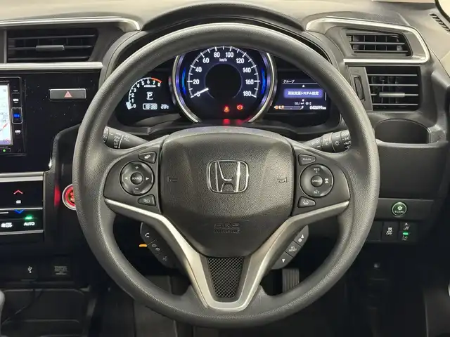 ホンダ フィット 13G L ホンダセンシング 三重県 2018(平30)年 4.3万km プレミアムホワイトパールⅡ ガソリン/FF/フロアCVT/純正 7インチナビ VXM-184VFi/（FM/AM/CD/DVD/TV/iPod/SD/USB/Bluetooth/AUX）/バックカメラ/ドラレコ 前方/ビルトイン ETC/Honda SENSING/・衝突軽減ブレーキ［CMBS］/・車線維持支援システム［LKAS］/・路外逸脱抑制機能/・アダプティブクルーズコントロール［ACC］/・先行車発進お知らせ機能/・標識認識機能/装備/・オートライト/・LEDヘッドライト＆フロントフォグライト/・オートエアコン/・ステアリングスイッチ/・電動格納ドアミラー/・純正ホイールキャップ＆15インチスチールホイール/・プッシュスタート/・保/取/ナビ取/など