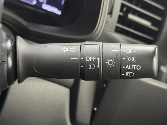 ホンダ フィット 13G L ホンダセンシング 三重県 2018(平30)年 4.3万km プレミアムホワイトパールⅡ ガソリン/FF/フロアCVT/純正 7インチナビ VXM-184VFi/（FM/AM/CD/DVD/TV/iPod/SD/USB/Bluetooth/AUX）/バックカメラ/ドラレコ 前方/ビルトイン ETC/Honda SENSING/・衝突軽減ブレーキ［CMBS］/・車線維持支援システム［LKAS］/・路外逸脱抑制機能/・アダプティブクルーズコントロール［ACC］/・先行車発進お知らせ機能/・標識認識機能/装備/・オートライト/・LEDヘッドライト＆フロントフォグライト/・オートエアコン/・ステアリングスイッチ/・電動格納ドアミラー/・純正ホイールキャップ＆15インチスチールホイール/・プッシュスタート/・保/取/ナビ取/など