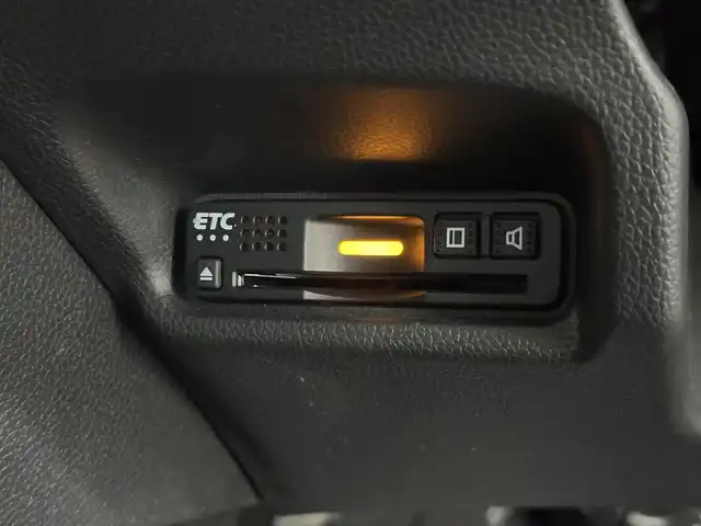 ホンダ フィット 13G L ホンダセンシング 三重県 2018(平30)年 4.3万km プレミアムホワイトパールⅡ ガソリン/FF/フロアCVT/純正 7インチナビ VXM-184VFi/（FM/AM/CD/DVD/TV/iPod/SD/USB/Bluetooth/AUX）/バックカメラ/ドラレコ 前方/ビルトイン ETC/Honda SENSING/・衝突軽減ブレーキ［CMBS］/・車線維持支援システム［LKAS］/・路外逸脱抑制機能/・アダプティブクルーズコントロール［ACC］/・先行車発進お知らせ機能/・標識認識機能/装備/・オートライト/・LEDヘッドライト＆フロントフォグライト/・オートエアコン/・ステアリングスイッチ/・電動格納ドアミラー/・純正ホイールキャップ＆15インチスチールホイール/・プッシュスタート/・保/取/ナビ取/など