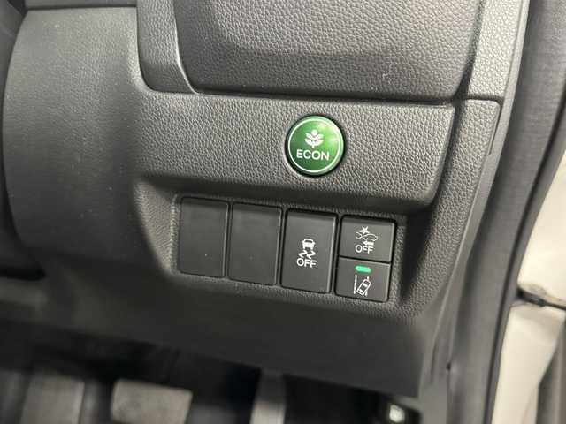 ホンダ フィット 13G L ホンダセンシング 三重県 2018(平30)年 4.3万km プレミアムホワイトパールⅡ ガソリン/FF/フロアCVT/純正 7インチナビ VXM-184VFi/（FM/AM/CD/DVD/TV/iPod/SD/USB/Bluetooth/AUX）/バックカメラ/ドラレコ 前方/ビルトイン ETC/Honda SENSING/・衝突軽減ブレーキ［CMBS］/・車線維持支援システム［LKAS］/・路外逸脱抑制機能/・アダプティブクルーズコントロール［ACC］/・先行車発進お知らせ機能/・標識認識機能/装備/・オートライト/・LEDヘッドライト＆フロントフォグライト/・オートエアコン/・ステアリングスイッチ/・電動格納ドアミラー/・純正ホイールキャップ＆15インチスチールホイール/・プッシュスタート/・保/取/ナビ取/など