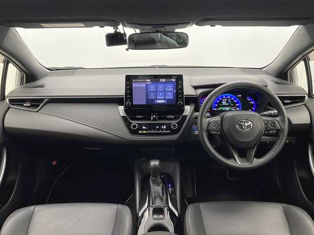 トヨタ カローラ ハイブリット ダブルバイビー 宮崎県 2020(令2)年 2.4万km ホワイトパールクリスタルシャイン Toyota Safety Sense/〇プリクラシュセーフティ/〇レーントレーシングアシスト/〇ブラインドスポットモニター/〇リアクロストラフィックアラート/〇クリアランスソナー/〇パーキングサポートブレーキ/〇ロードサインアシスト/〇レーダークルーズコントロール/〇オートマチックハイビーム/〇先行車発進告知/スペアタイヤ/純正9インチディスプレイオーディオ/フルセグTV/バックカメラ/ハーフレザーシート/シートヒーター/ステアリングヒーター/LEDヘッドライト/純正17インチＡＷ/スマートキー×2