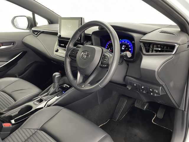 トヨタ カローラ ハイブリット ダブルバイビー 宮崎県 2020(令2)年 2.4万km ホワイトパールクリスタルシャイン Toyota Safety Sense/〇プリクラシュセーフティ/〇レーントレーシングアシスト/〇ブラインドスポットモニター/〇リアクロストラフィックアラート/〇クリアランスソナー/〇パーキングサポートブレーキ/〇ロードサインアシスト/〇レーダークルーズコントロール/〇オートマチックハイビーム/〇先行車発進告知/スペアタイヤ/純正9インチディスプレイオーディオ/フルセグTV/バックカメラ/ハーフレザーシート/シートヒーター/ステアリングヒーター/LEDヘッドライト/純正17インチＡＷ/スマートキー×2