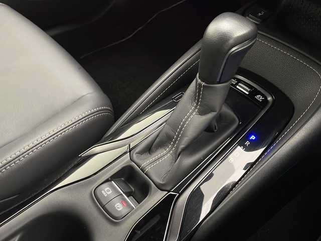 トヨタ カローラ ハイブリット ダブルバイビー 宮崎県 2020(令2)年 2.4万km ホワイトパールクリスタルシャイン Toyota Safety Sense/〇プリクラシュセーフティ/〇レーントレーシングアシスト/〇ブラインドスポットモニター/〇リアクロストラフィックアラート/〇クリアランスソナー/〇パーキングサポートブレーキ/〇ロードサインアシスト/〇レーダークルーズコントロール/〇オートマチックハイビーム/〇先行車発進告知/スペアタイヤ/純正9インチディスプレイオーディオ/フルセグTV/バックカメラ/ハーフレザーシート/シートヒーター/ステアリングヒーター/LEDヘッドライト/純正17インチＡＷ/スマートキー×2