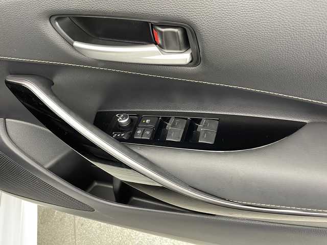 トヨタ カローラ ハイブリット ダブルバイビー 宮崎県 2020(令2)年 2.4万km ホワイトパールクリスタルシャイン Toyota Safety Sense/〇プリクラシュセーフティ/〇レーントレーシングアシスト/〇ブラインドスポットモニター/〇リアクロストラフィックアラート/〇クリアランスソナー/〇パーキングサポートブレーキ/〇ロードサインアシスト/〇レーダークルーズコントロール/〇オートマチックハイビーム/〇先行車発進告知/スペアタイヤ/純正9インチディスプレイオーディオ/フルセグTV/バックカメラ/ハーフレザーシート/シートヒーター/ステアリングヒーター/LEDヘッドライト/純正17インチＡＷ/スマートキー×2
