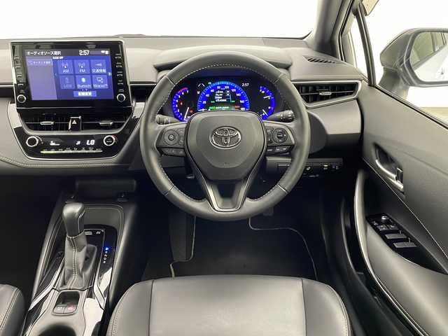 トヨタ カローラ ハイブリット ダブルバイビー 宮崎県 2020(令2)年 2.4万km ホワイトパールクリスタルシャイン Toyota Safety Sense/〇プリクラシュセーフティ/〇レーントレーシングアシスト/〇ブラインドスポットモニター/〇リアクロストラフィックアラート/〇クリアランスソナー/〇パーキングサポートブレーキ/〇ロードサインアシスト/〇レーダークルーズコントロール/〇オートマチックハイビーム/〇先行車発進告知/スペアタイヤ/純正9インチディスプレイオーディオ/フルセグTV/バックカメラ/ハーフレザーシート/シートヒーター/ステアリングヒーター/LEDヘッドライト/純正17インチＡＷ/スマートキー×2